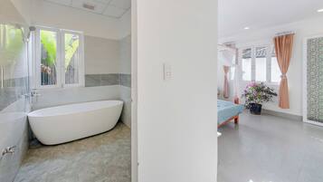 Apartament familiar, vistes al llac | Bany | Articles de tocador gratuïts, assecador de cabells, sabatilles i sabó