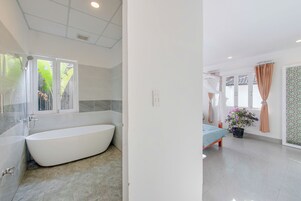 Apartamento família, vista para o lago | Banheiro | Produtos de toalete grátis, secador de cabelo, chinelos, sabonete