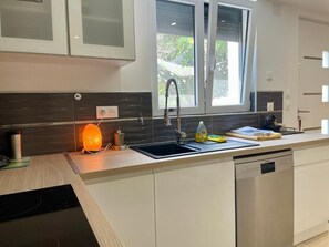 Refrigerador, horno, parrilla de estufa y lavavajillas 