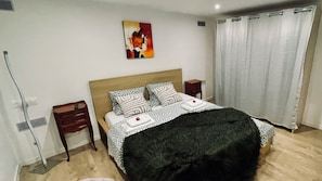 2 bedrooms, iron/ironing board, free WiFi, bed sheets