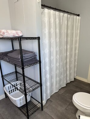 Toallas y papel higiénico