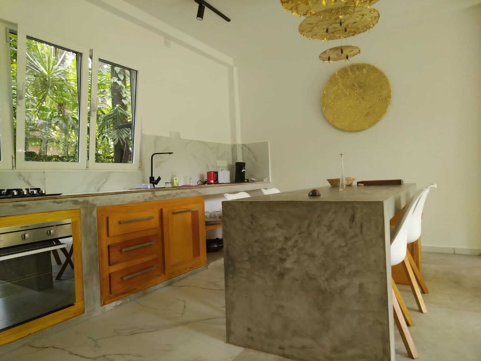 Kühlschrank, Ofen, Herdplatte, Wasserkocher mit Kaffee-/Teezubehör