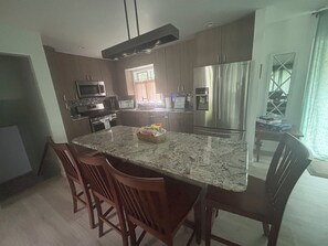 Private kitchen - The Blueberry Farm on 1.5 acres of land, with hot tub and sauna (Pocono Pines)