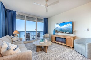 Älytelevisio, takka, DVD-soitin, kirjoja