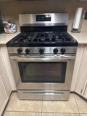 Private kitchen - CLEAN, COMFORTABLE 4bedroom house with POOL & JACUZZI,GAMEROOM near Everything! (Las Vegas)