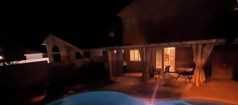 CLEAN, COMFORTABLE 4bedroom house with POOL & JACUZZI,GAMEROOM near Everything!