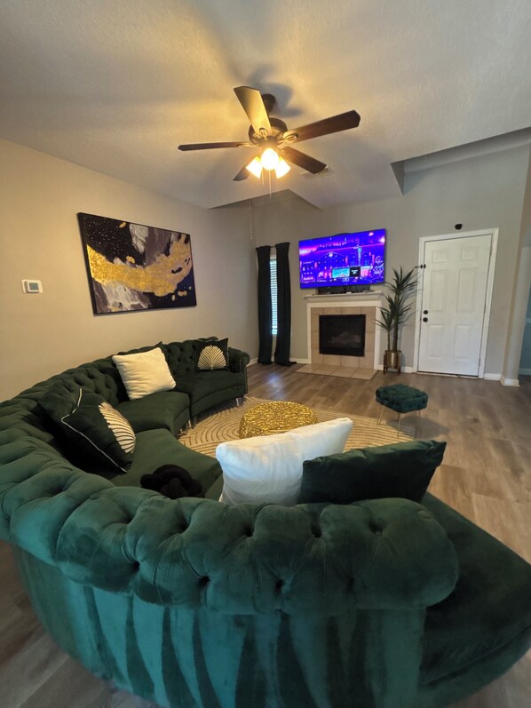 Smart TV, fireplace