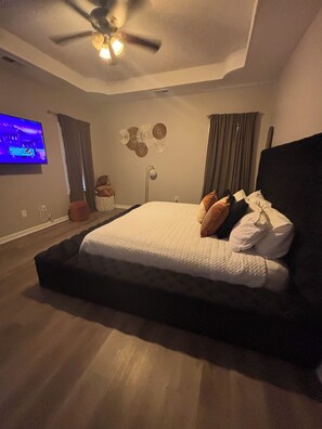 4 habitaciones, tabla de planchar con plancha, wifi y ropa de cama 