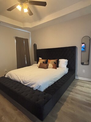 4 bedrooms, iron/ironing board, WiFi, bed sheets - The StayHaus, 
Relax in this stylish home! (Horn Lake)