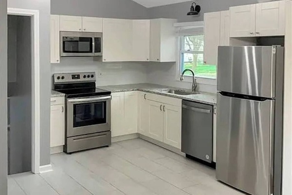 Een microgolfoven, een oven, een kookplaat, een vaatwasser