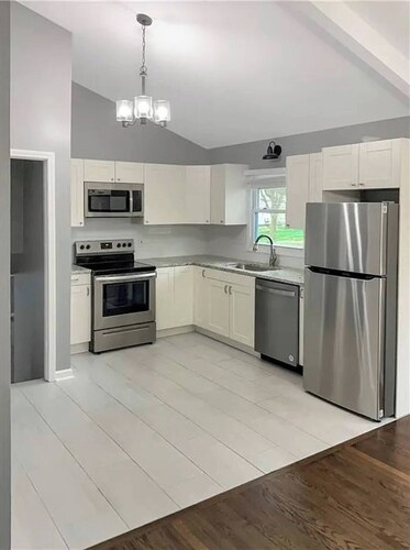 Charming 3-bedroom house in nice Overland Park with AC, WiFi