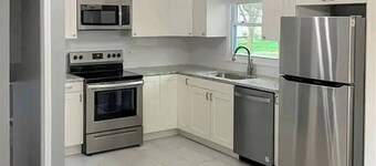 Charming 3-bedroom house in nice Overland Park with AC, WiFi