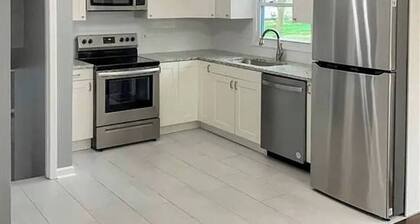 Charming 3-bedroom house in nice Overland Park with AC, WiFi