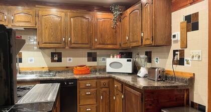 Charming 1-bedroom cottage in Cherry Valley - within walking distance to parks.