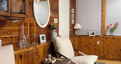Charming 1-bedroom cottage in Cherry Valley - within walking distance to parks.