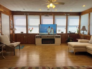 Smart TV - Charming 1-bedroom cottage in Cherry Valley - within walking distance to parks. (Cherry Valley)