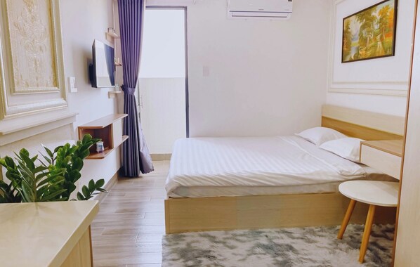 Desk, free WiFi, bed sheets
