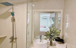 Deluxe tweepersoonskamer, uitzicht op de stad | Badkamer | Een douche, gratis toiletartikelen, een haardroger, handdoeken
