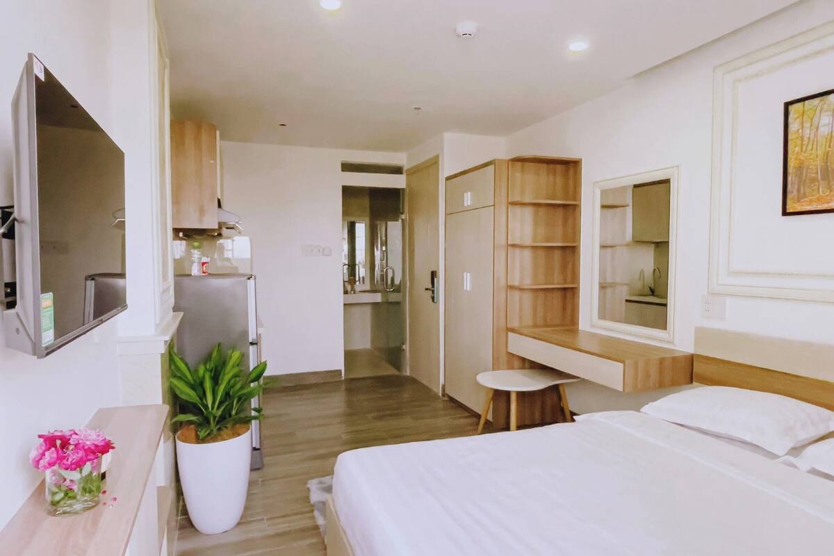 Deluxe Double Room, City View | Desk, free WiFi, bed sheets