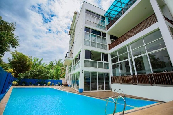 Outdoor pool, pool loungers