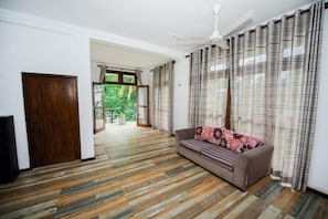 Deluxe Suite | Living area