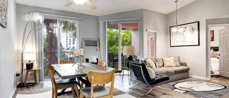 Departamento Confort, vista a la bahía | Área de sala de estar