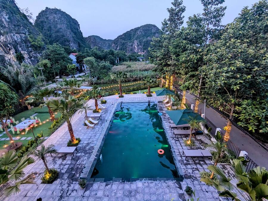 Una piscina al aire libre