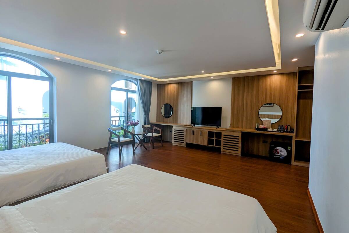 Desk, laptop workspace, free WiFi, bed sheets