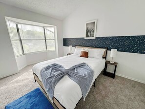 Een bureau, een strijkplank/strijkijzer, gratis wifi, beddengoed