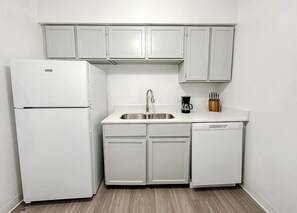 Een koelkast, een oven, een kookplaat, een vaatwasser