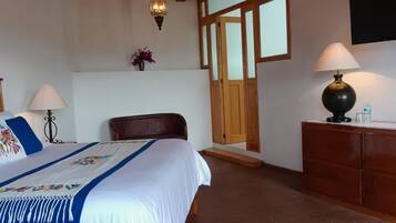 Quarto básico, sacada, vista para a montanha | Área de estar | TV