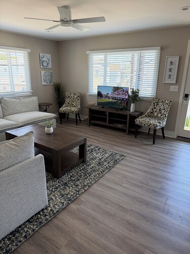 Beachfront 2-bed, 2-bath unit with AC in Seal Beach
