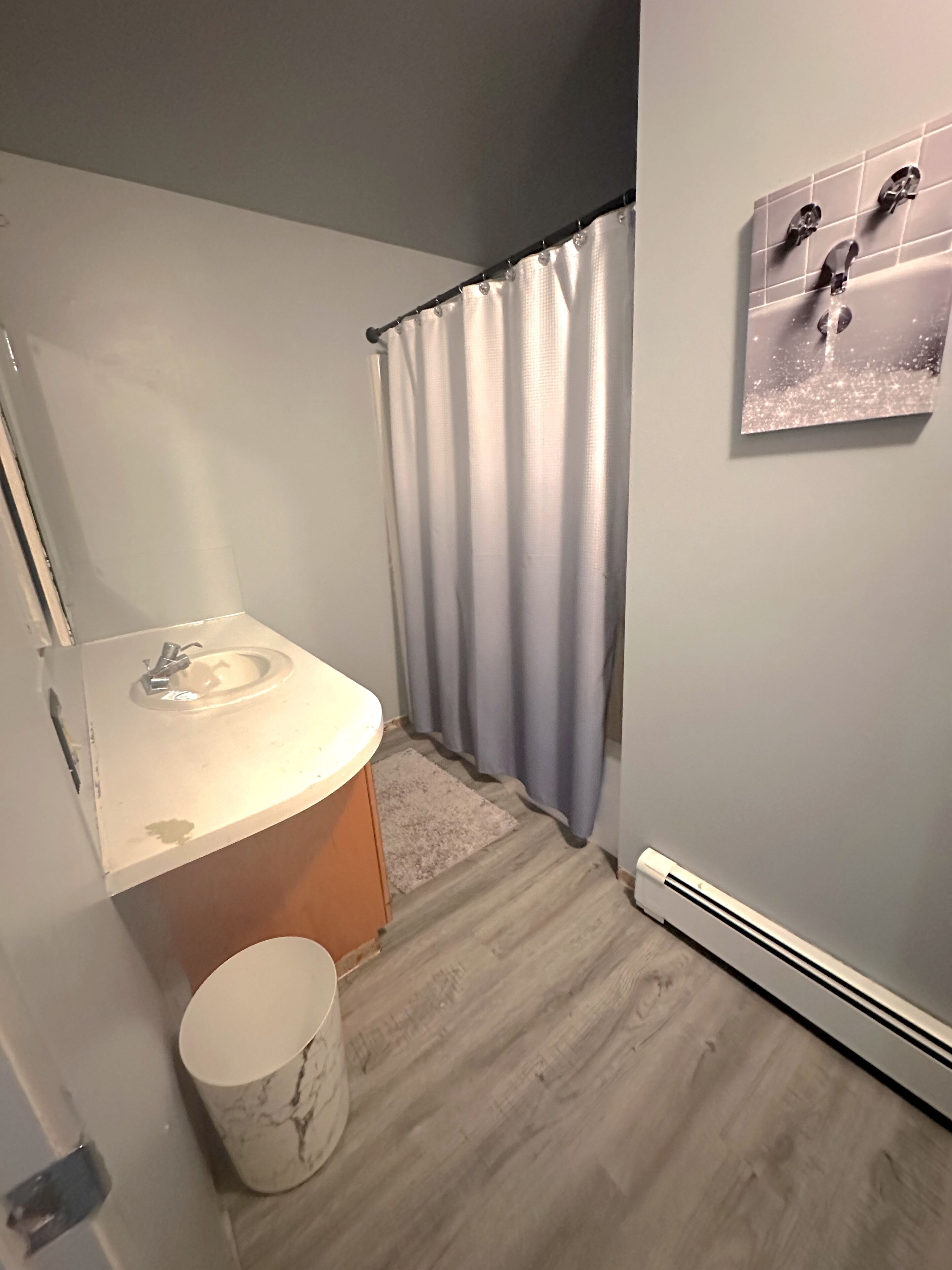 Douche, sèche-cheveux, serviettes fournies, savon