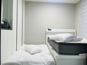 1 habitación, tabla de planchar con plancha, wifi y ropa de cama