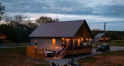 Hot Tub~River Boat Ramp~Pickleball~Lake Cumberland~Family Friendly Cabin