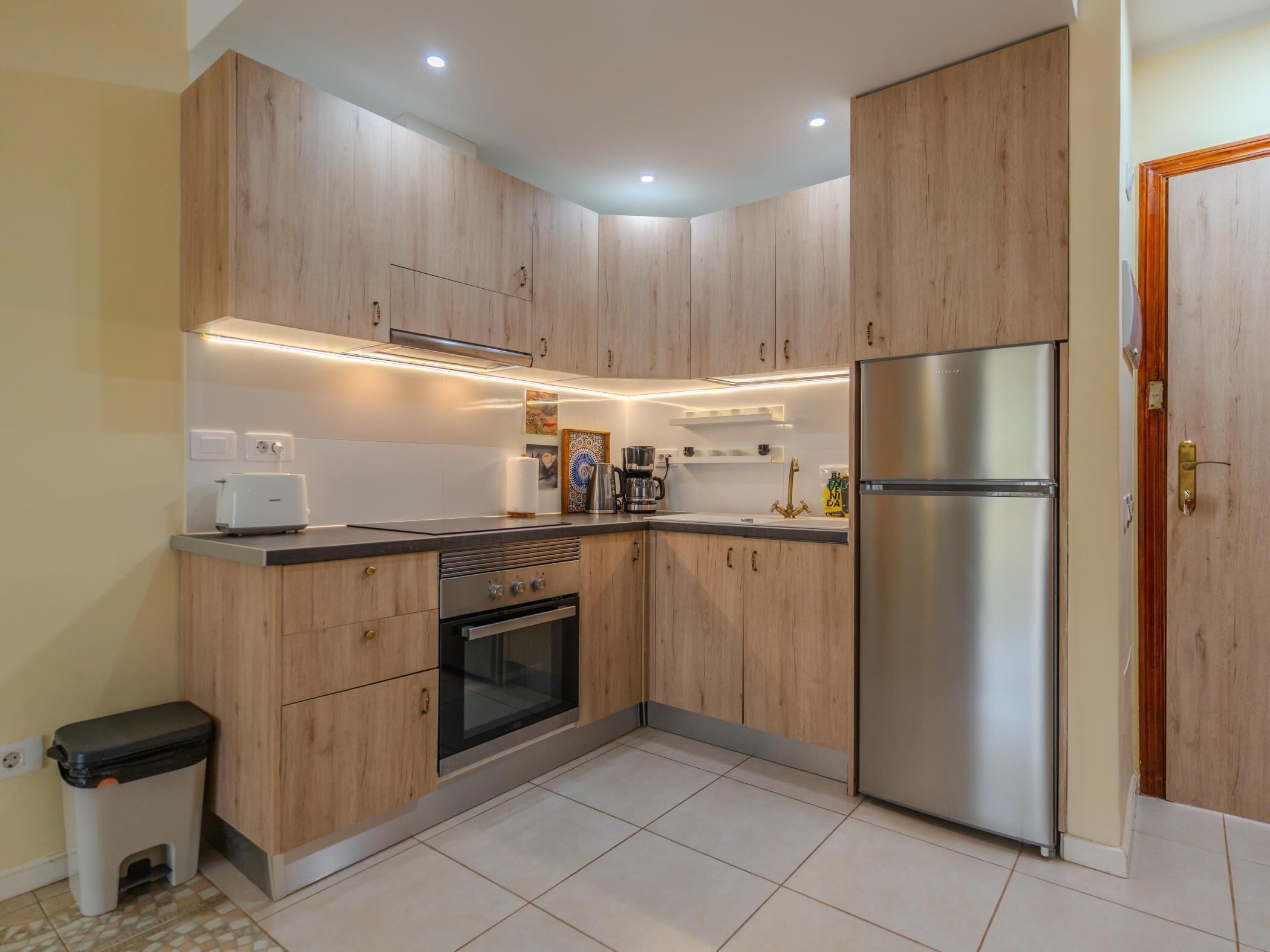 Réfrigérateur, four, cafetière/bouilloire