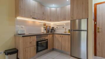 Réfrigérateur, four, cafetiÚre/bouilloire