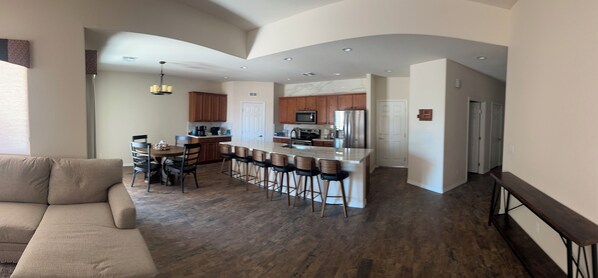 TV connectée, baby-foot, table de tennis de table, livres