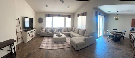 Smart-TV, Tischfußball, Tischtennisplatte, Bücher