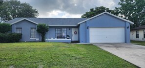 Exterior - Charming 3-bedroom Pool House with WiFi and AC in Palm Bay (Palm Bay)