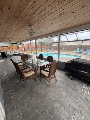 Outdoor dining - Charming 3-bedroom Pool House with WiFi and AC in Palm Bay (Palm Bay)