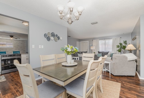 Charming 3-bedroom Pool House with WiFi and AC in Palm Bay