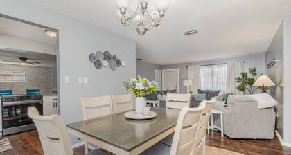 Charming 3-bedroom Pool House with WiFi and AC in Palm Bay