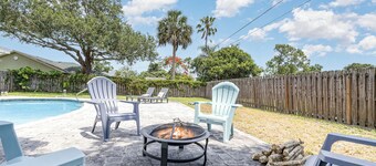 Charming 3-bedroom Pool House with WiFi and AC in Palm Bay