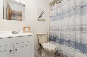 Ducha, secador de pelo, toallas, jabón