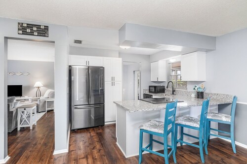 Charming 3-bedroom Pool House with WiFi and AC in Palm Bay