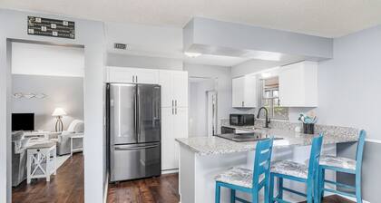 Charming 3-bedroom Pool House with WiFi and AC in Palm Bay