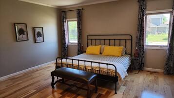 5 bedrooms, desk, travel cot, free WiFi