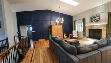 Smart-TV, Kamin, Bücher