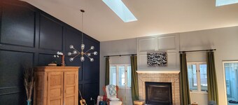 Spacious 5-bedroom Western retreat near, State Parks and Frontier Days Park.